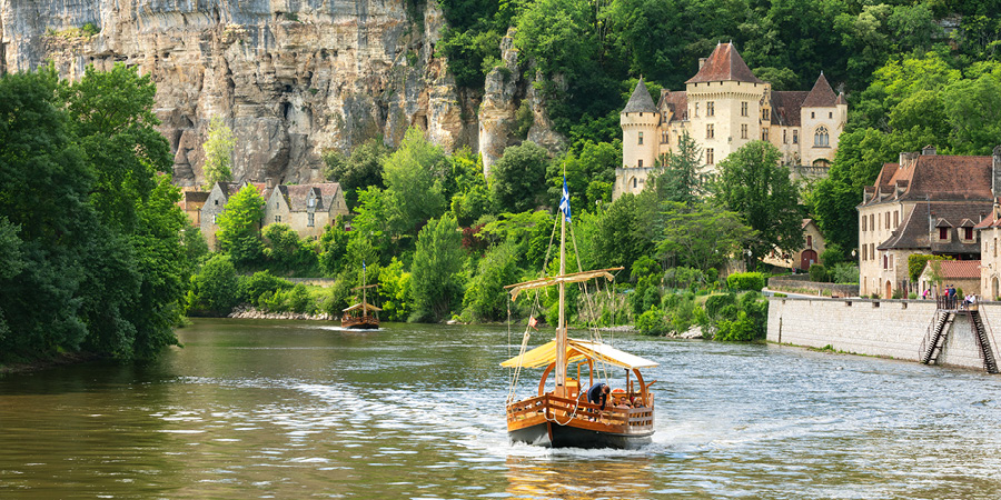 Sailing the Dordogne river on a traditional boat